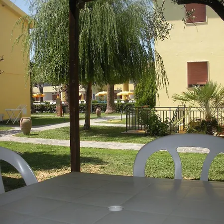 Ξενοδοχείο με διαμερίσματα Triton Villas & 3*