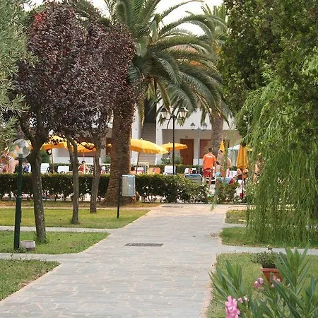 Ξενοδοχείο με διαμερίσματα Triton Villas & 3*