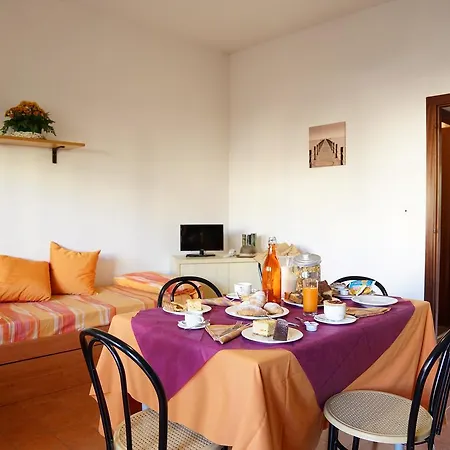 Ξενοδοχείο με διαμερίσματα Triton Villas & 3*